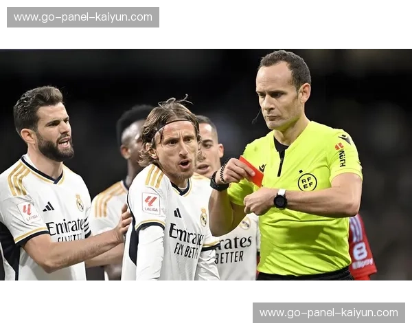 西甲裁判标准统一化进程,VAR使用规范进一步完善 西甲裁判标准统一化进程,VAR使用规范进一步完善