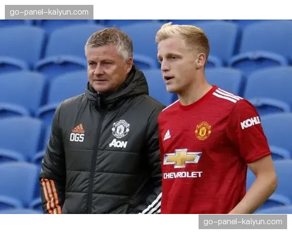 雷恩新援中场已完全融入体系，主教练称其为“压迫战术的完美齿轮”